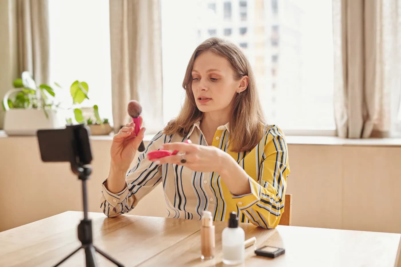 Tvůrkyně si nanáší kosmetický produkt před natáčením